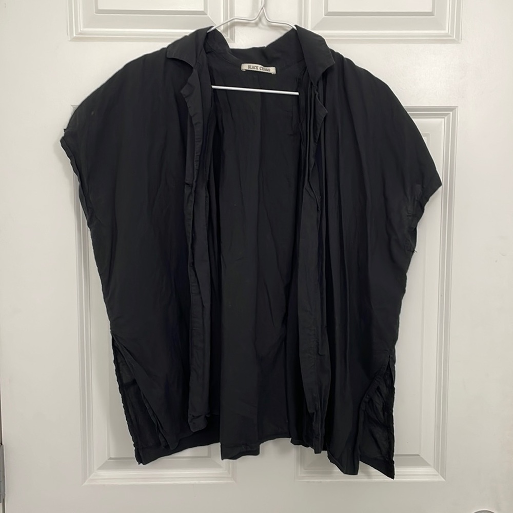 Black Crane 1-button short sleeved blouse